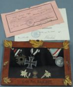 3 Orden mit 2 Verleihungsurkunden, 1. Weltkrieg.Eisernes Kreuz mit Band. Ehrenkreuz für Frontkämpfer