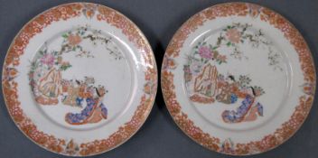 2 Teller mit Hofszenen. Wohl China, Japan, alt 18. - 19. Jahrhundert.25,5 cm Durchmesser. 6