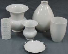 KPM Porzellan. 4 Vasen und eine Schale.Bis 18 cm hoch. Sowie eine Vase Hutschenreuther, Dekor Mohr-