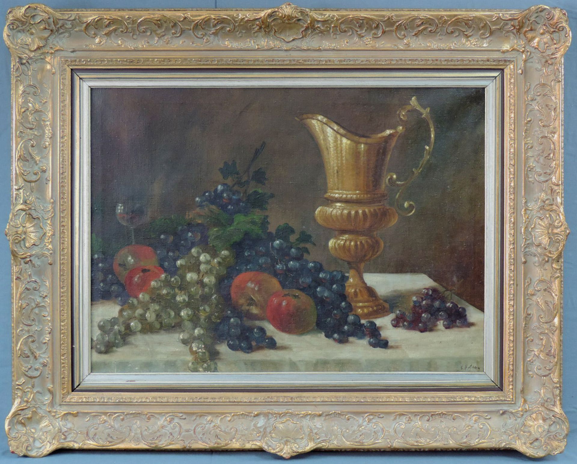 C. J. ALBY (XIX). Stillleben mit Krug, Trauben und Äpfeln.53 cm x 73 cm. Gemälde, Öl auf Leinwand. - Image 6 of 7