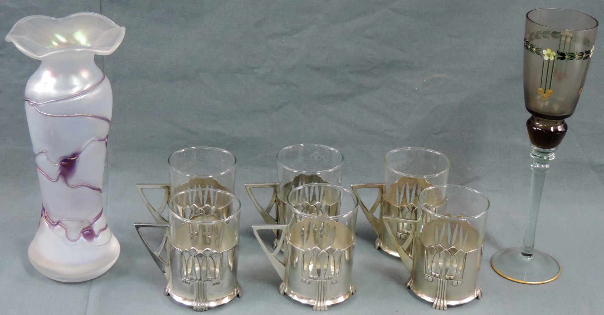 6 Jugendstil Teegläser sowie ein Kelch und eine Vase aus Glas.6 Teegläser mit versilberten WMF