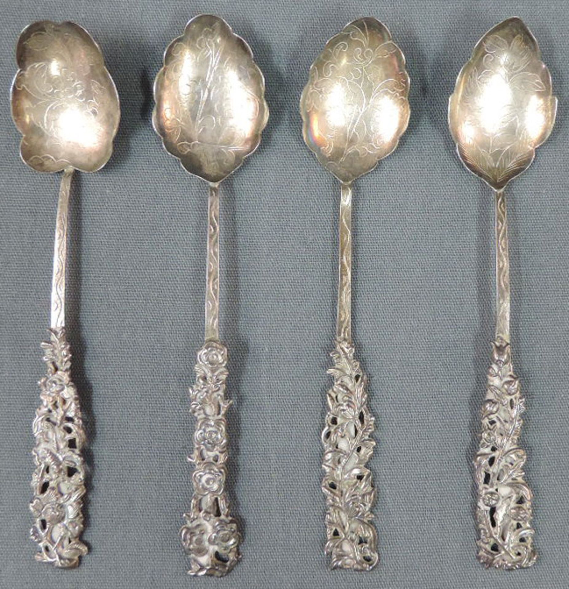 4 Silberlöffel, China, Jugendstil.Je 13 cm lang.4 silver spoons. China. Art Nouveau.13 cm long.