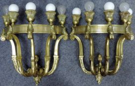 2 Wandlampen aus Messing, um 1900.Circa 51 cm lang, circa 45 cm breit.2 wall lamps brass, circa
