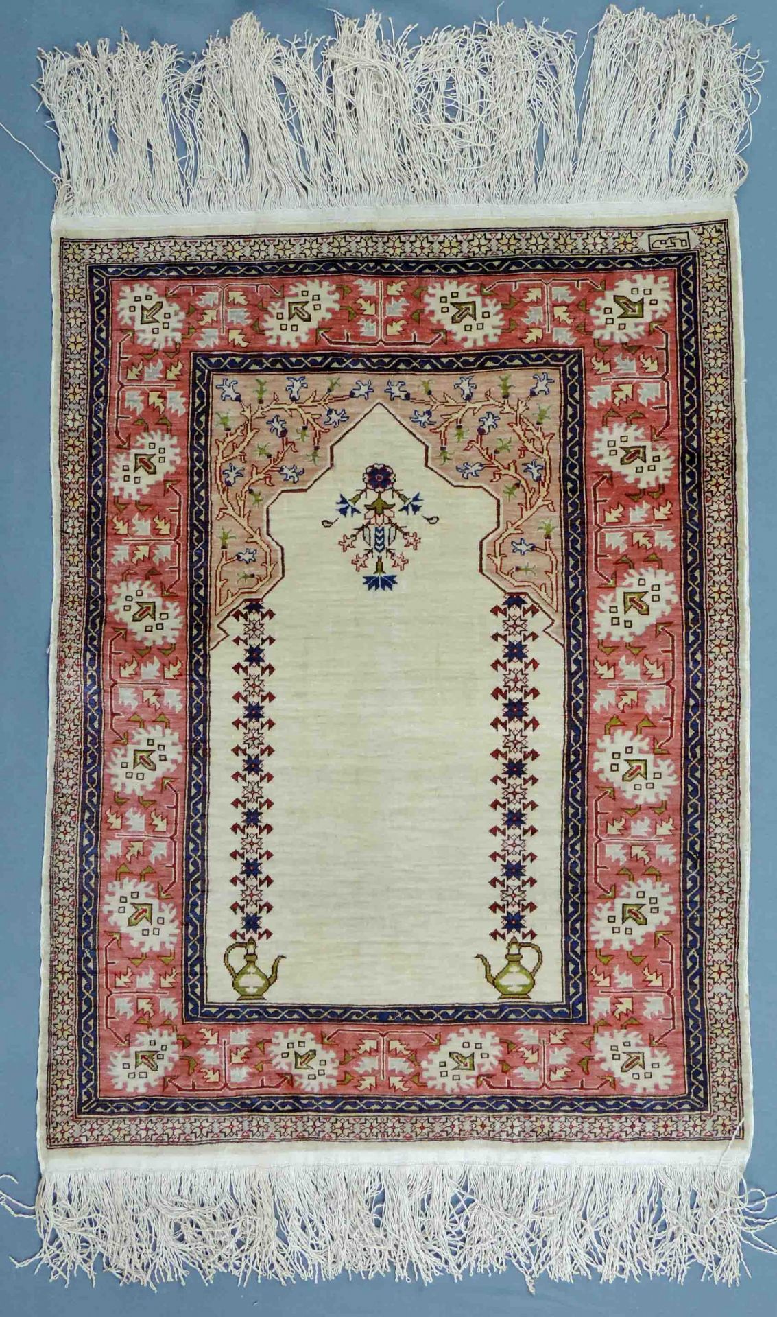 Hereke Gebetsteppich, Seide. Türkei, signiert. Selten feine Knüpfung.77 cm x 59 cm. Handgeknüpft,