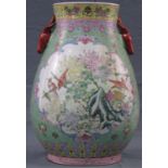 Vase, wohl China. Handbemalt. Mit Hirschhenkeln.38 cm hoch. Durchmesser: 32cm.Vase China.38 cm high.
