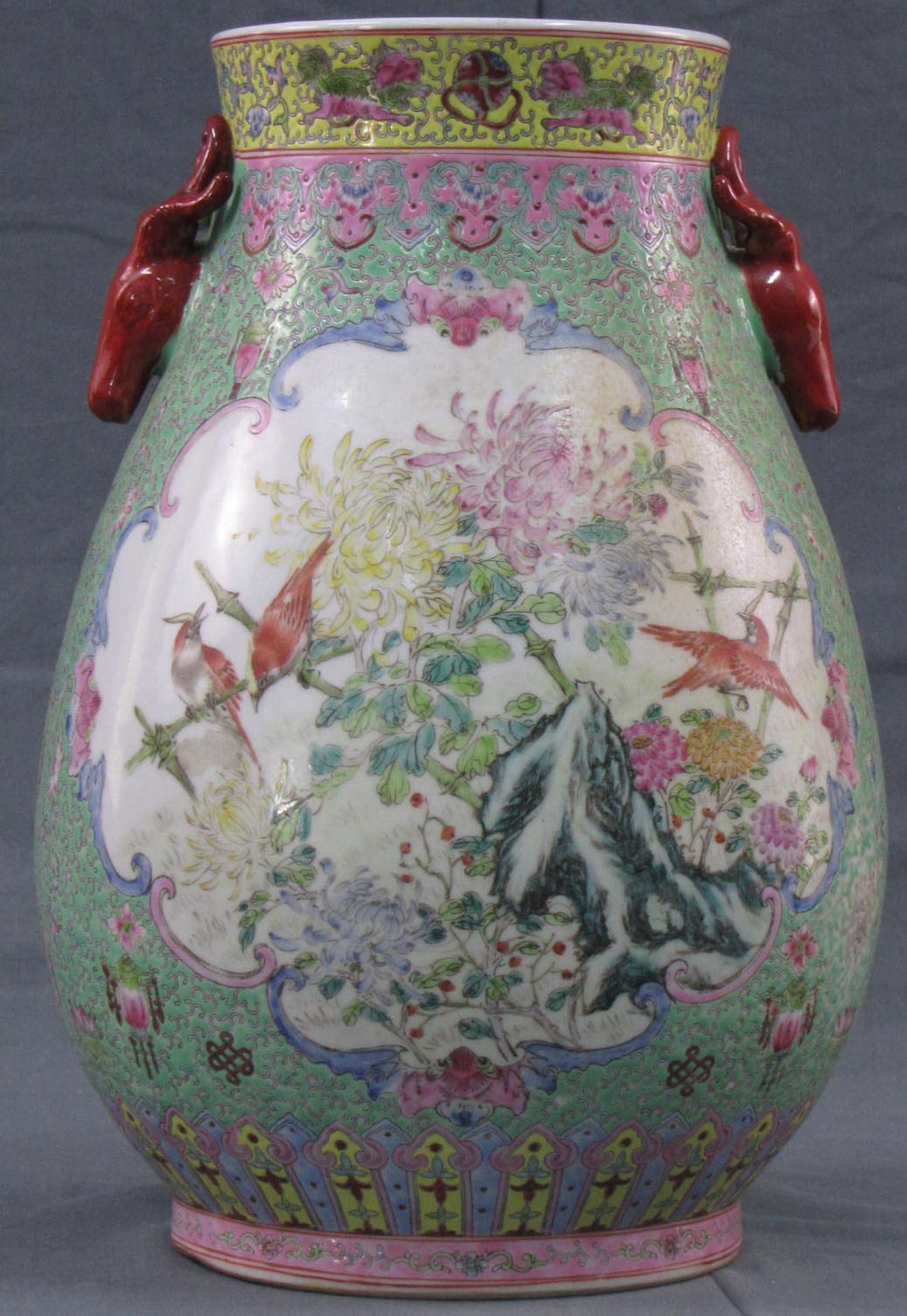 Vase, wohl China. Handbemalt. Mit Hirschhenkeln.38 cm hoch. Durchmesser: 32cm.Vase China.38 cm high.