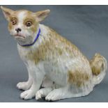 Porzellanfigur Meissen um 1880? Hund. Naturalistische Bemalung.12 cm hoch, 13 cm lang. Minimal