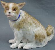 Porzellanfigur Meissen um 1880? Hund. Naturalistische Bemalung.12 cm hoch, 13 cm lang. Minimal