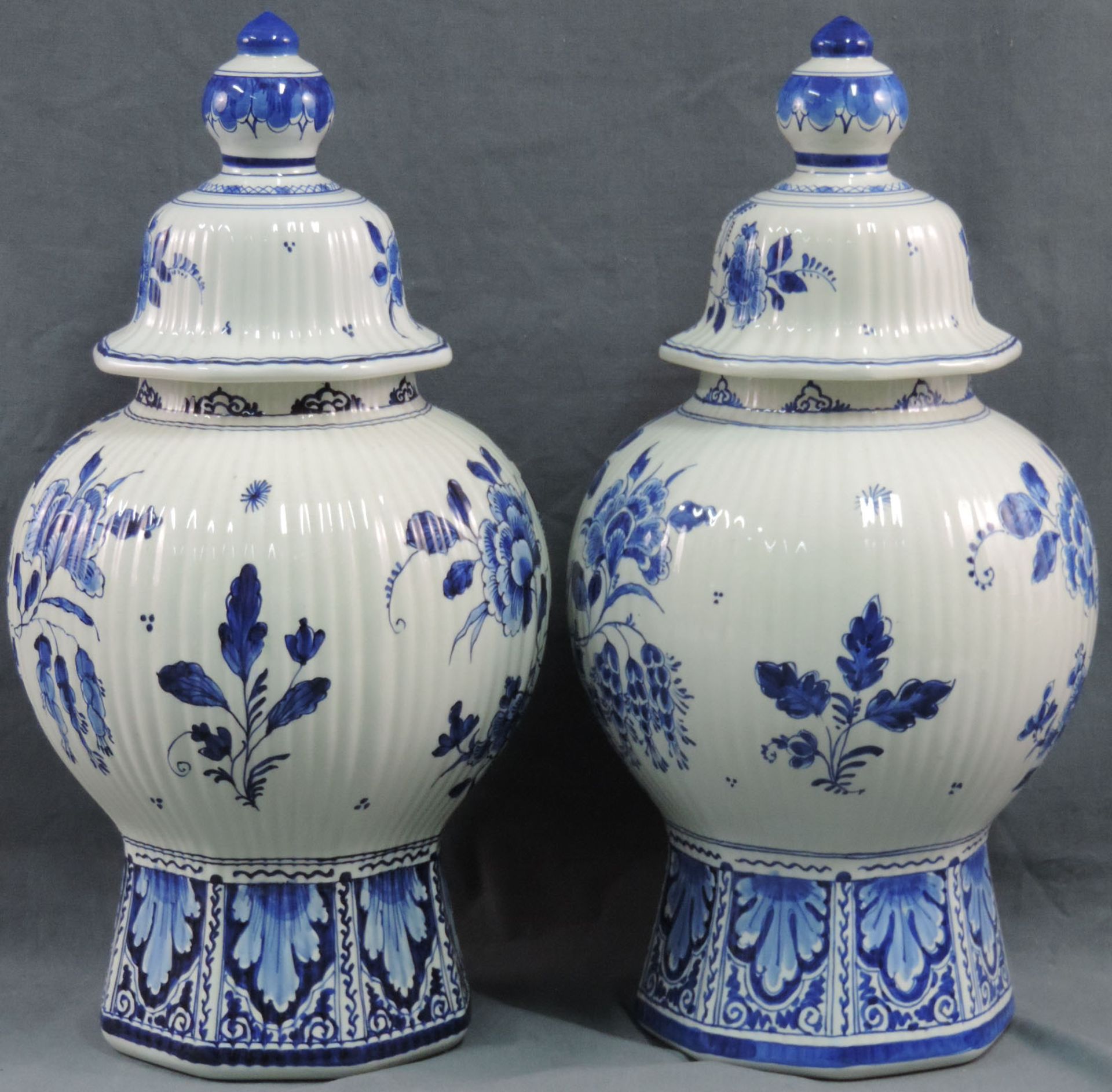 2 Vasen mit Deckel, Delft.Mit Deckel 49 cm hoch. Unter der Glasur blaue Marken und Signaturen.2 - Image 2 of 7