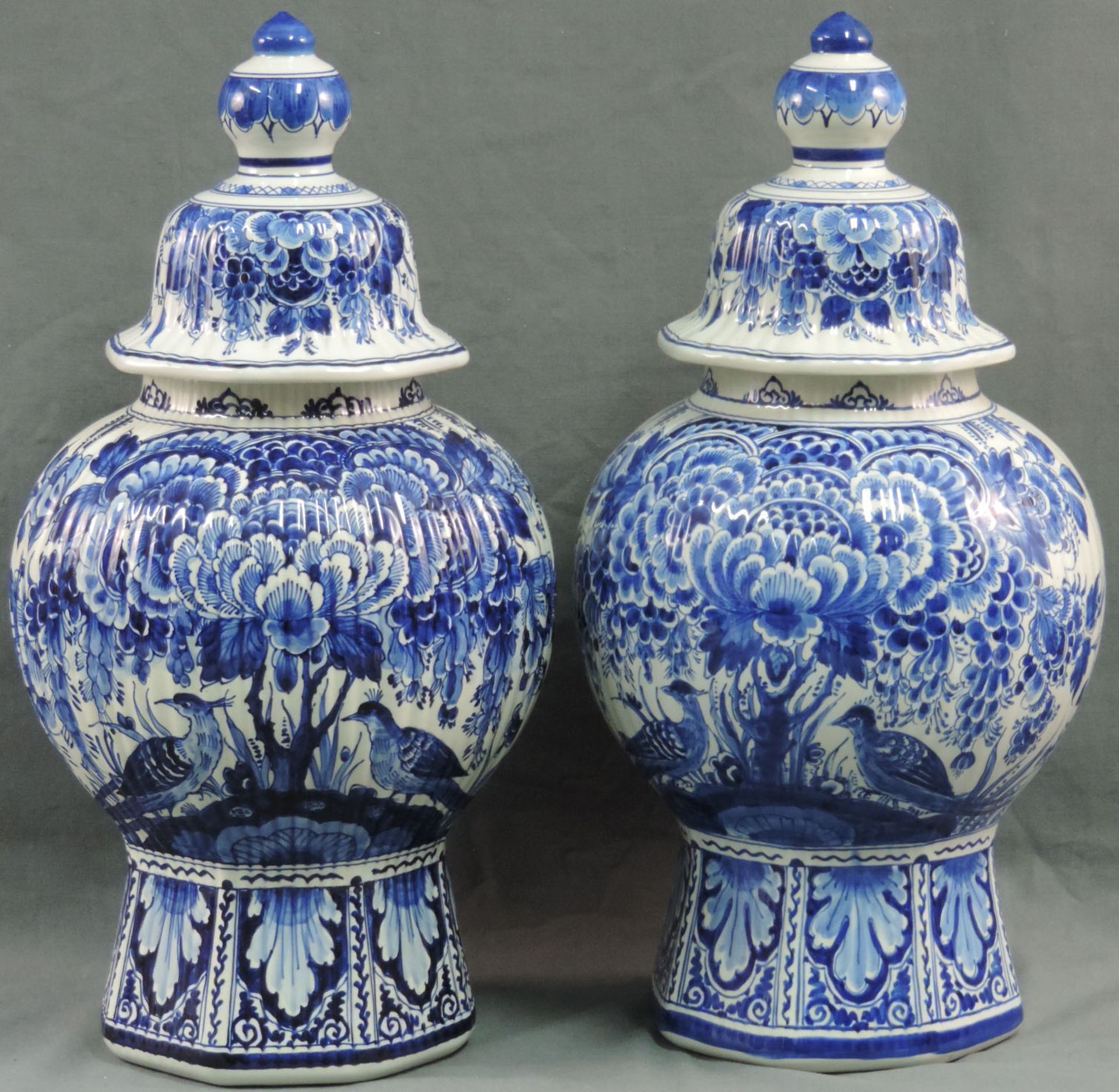 2 Vasen mit Deckel, Delft.Mit Deckel 49 cm hoch. Unter der Glasur blaue Marken und Signaturen.2