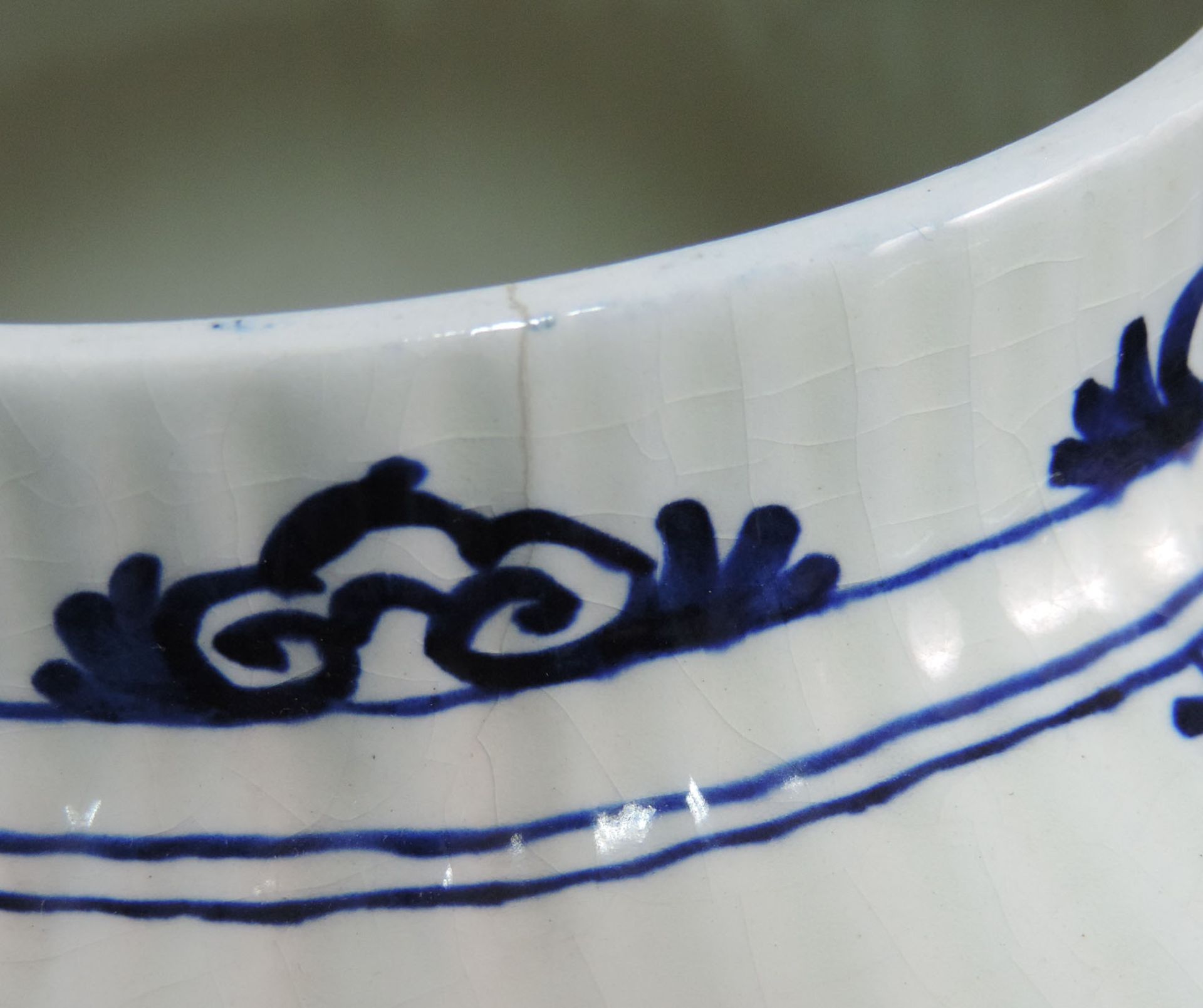 2 Vasen mit Deckel, Delft.Mit Deckel 49 cm hoch. Unter der Glasur blaue Marken und Signaturen.2 - Image 4 of 7