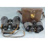 Zwei Ferngläser von Carl Zeiss.Eine Fernglastasche.Two binoculars by Carl Zeiss.One case.