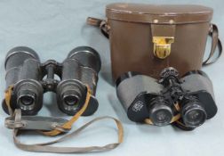 Zwei Ferngläser von Carl Zeiss.Eine Fernglastasche.Two binoculars by Carl Zeiss.One case.