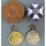 3 Medaillen und ein Orden.3 medals and one decoration.