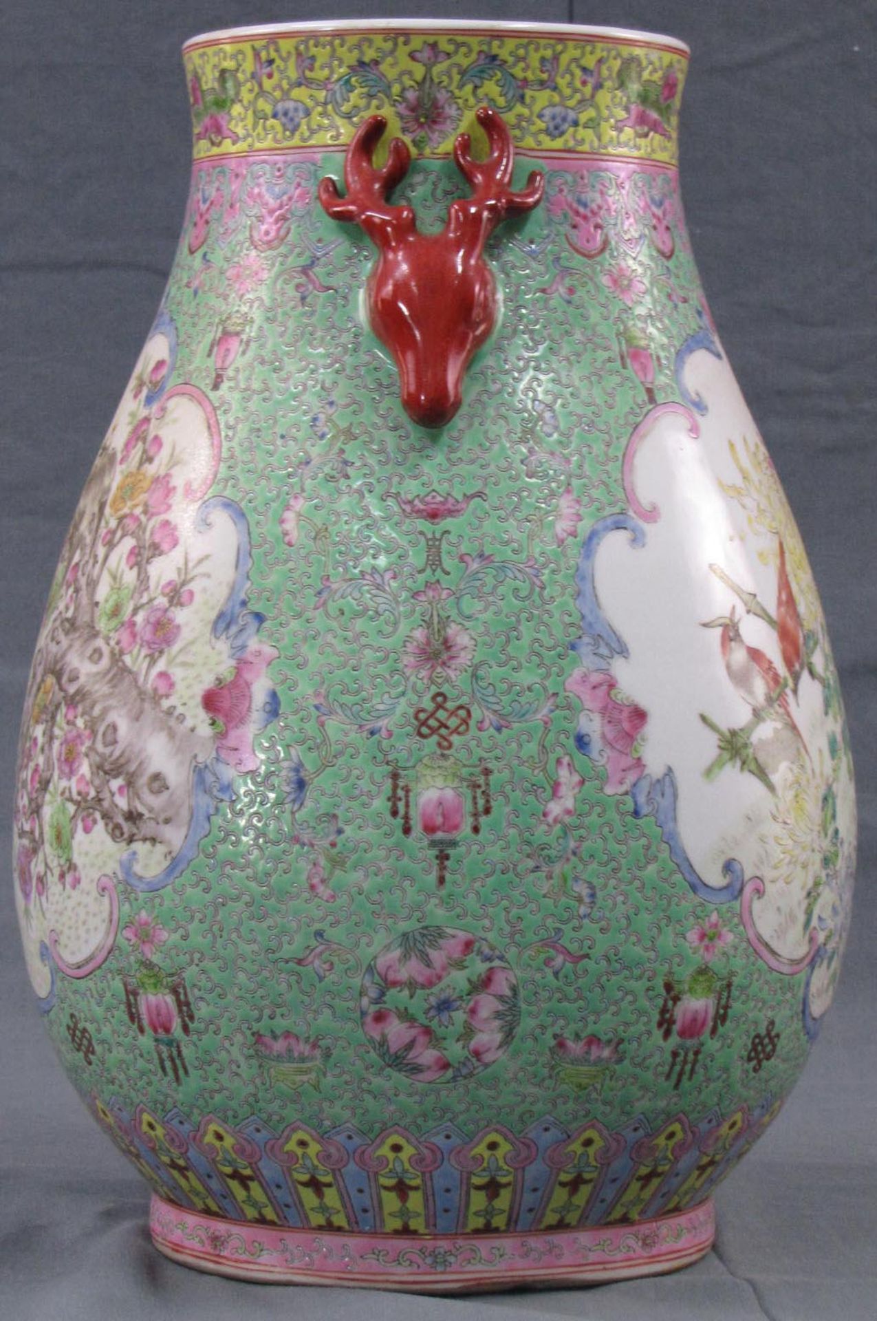 Vase, wohl China. Handbemalt. Mit Hirschhenkeln.38 cm hoch. Durchmesser: 32cm.Vase China.38 cm high. - Bild 5 aus 9