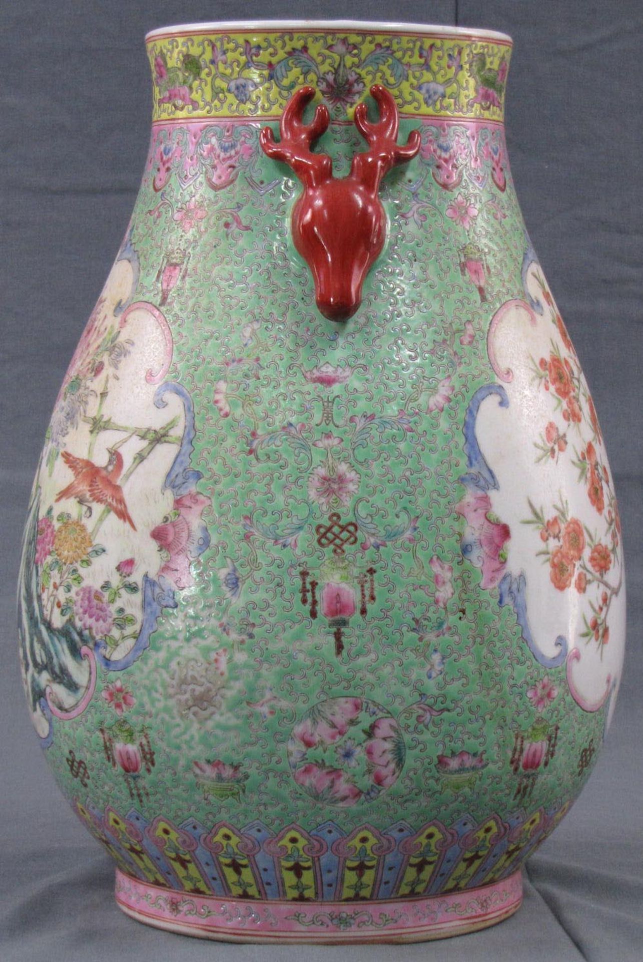 Vase, wohl China. Handbemalt. Mit Hirschhenkeln.38 cm hoch. Durchmesser: 32cm.Vase China.38 cm high. - Bild 6 aus 9