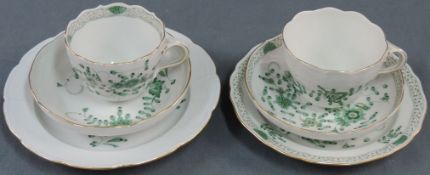 Meissen Porzellan. 2 Kaffeegedecke mit grünem Blütendekor und Goldrand, teilweise mit Ozier-Relief.6