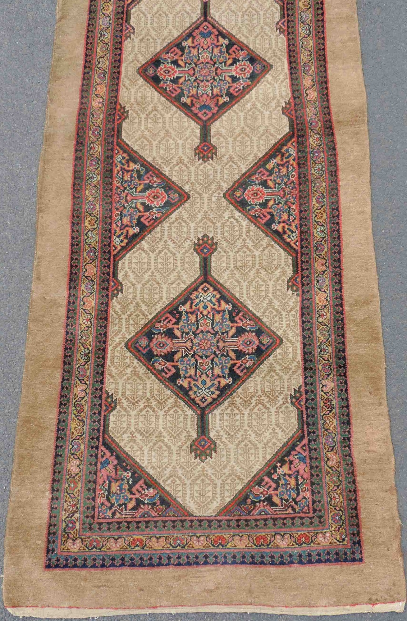 Hamadan Galerie Teppich. Iran, antik, um 1880. Multiple Medaillons.514 cm x 97 cm. Handgeknüpft. - Image 2 of 7