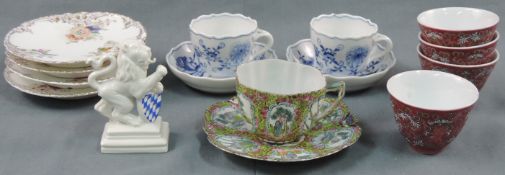 15 Teile Porzellan. Meissen Zwiebelmuster, Nymphenburg Löwe und China.4 Unterteller mit Goldrand,