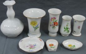 Meissen Porzellan. 5 Vasen, 2 Aschenbecher und ein Schälchen.Bis circa 19,6 cm hoch.Meissen