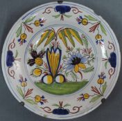 Fayence-Teller, Steingut. 18. Jahrhundert, wohl Delft.Durchmesser 23 cm.Faience plates, stoneware.