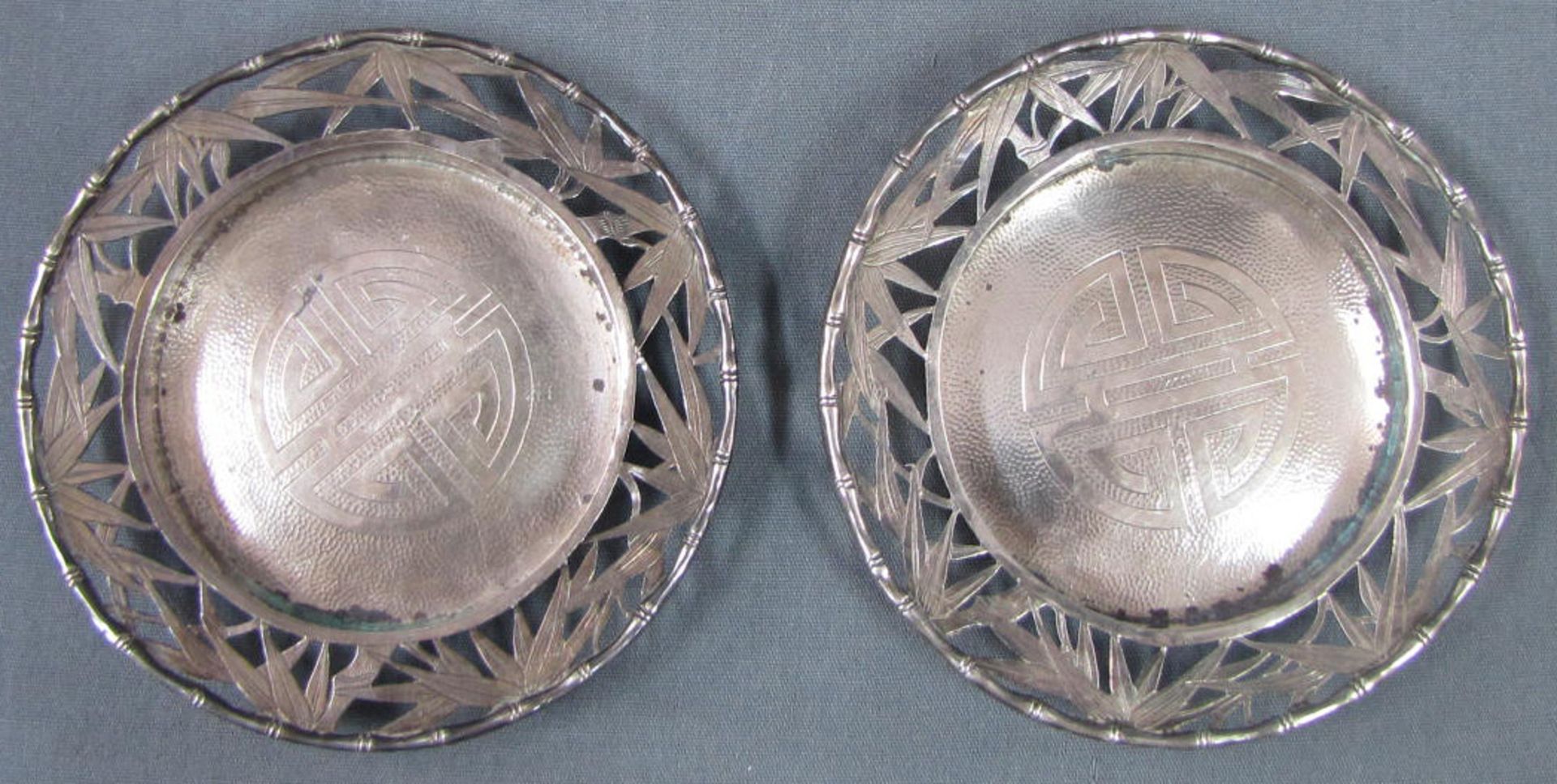 2 Silberschalen, China. Bezeichnet: Youchang Sterling.176 Gramm. 12 cm Durchmesser. Bambusblatt