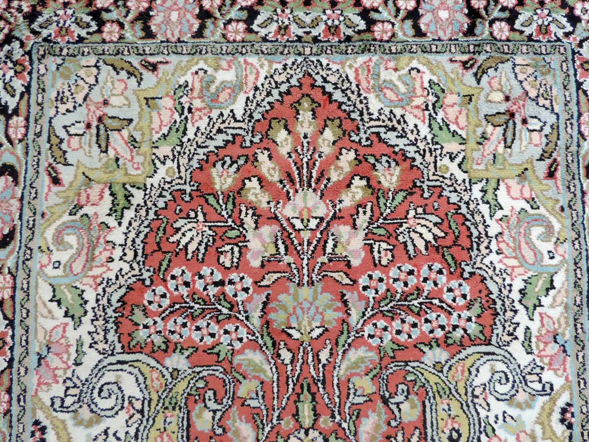 Kaschmir, Indien. Fein.150 cm x 92 cm. Handgeknüpfter Manufakturteppich. Flor mit echter Seide auf - Bild 2 aus 12