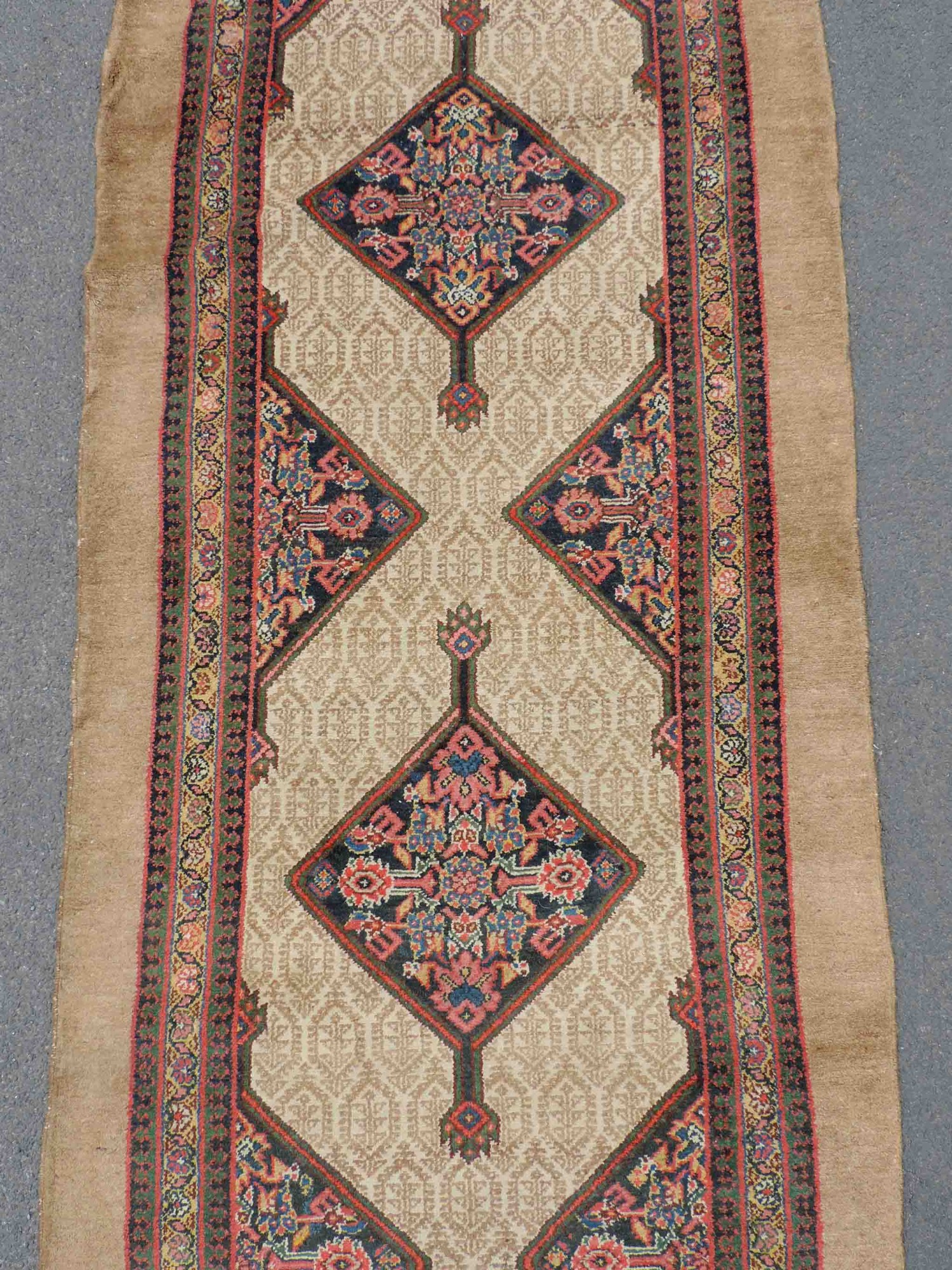 Hamadan Galerie Teppich. Iran, antik, um 1880. Multiple Medaillons.514 cm x 97 cm. Handgeknüpft. - Image 3 of 7
