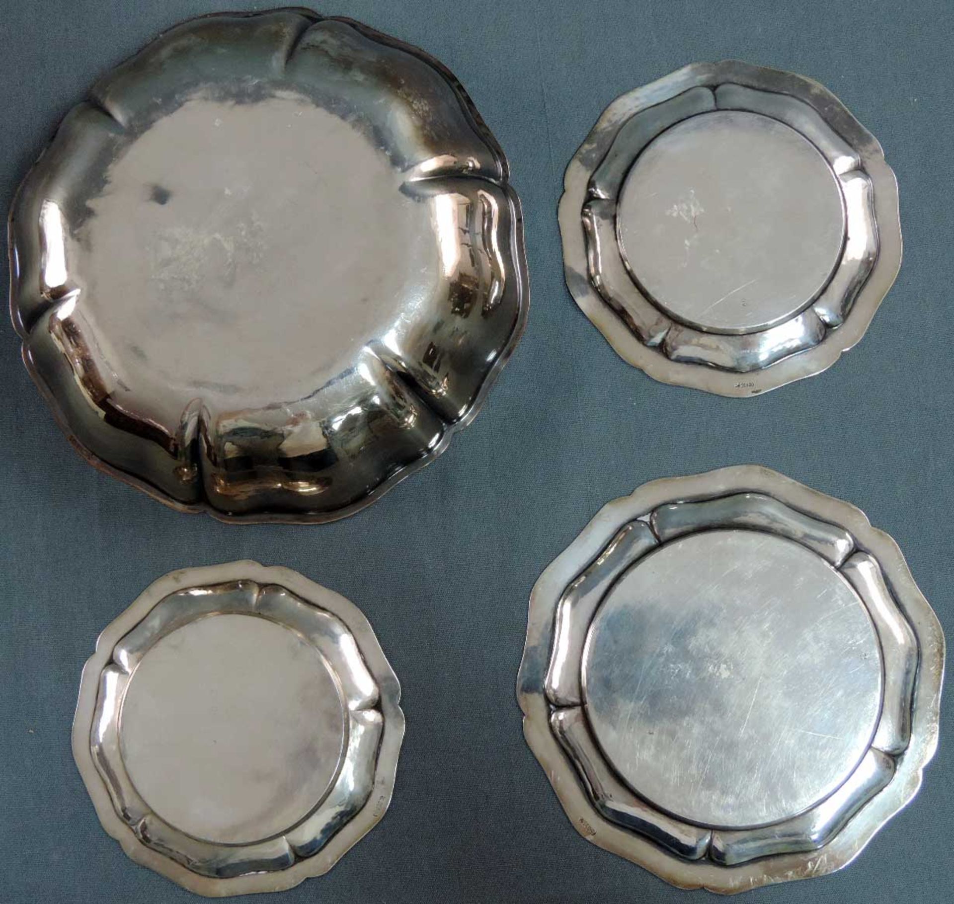 Silber 835. Eine Schale und drei Teller.479 Gramm. Bis 18,5 cm Durchmesser.Silver 835. A bowl and - Bild 3 aus 6