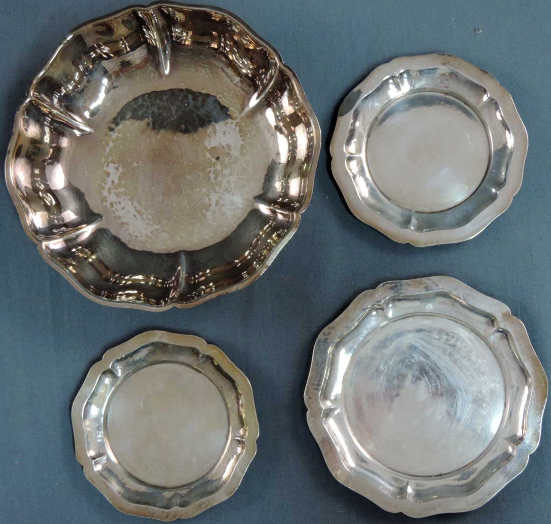 Silber 835. Eine Schale und drei Teller.479 Gramm. Bis 18,5 cm Durchmesser.Silver 835. A bowl and - Bild 2 aus 6