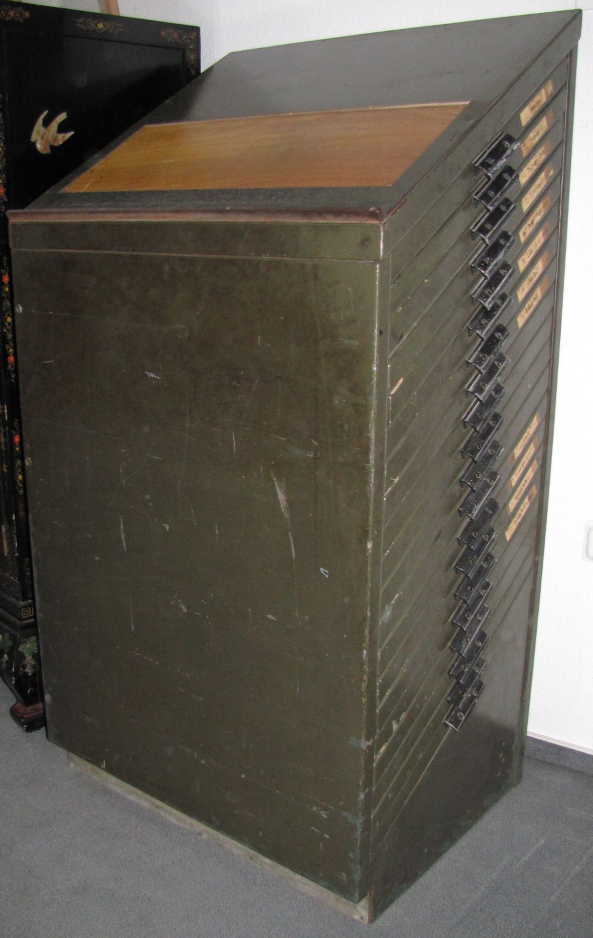 Schubladenschrank, original Druckerei-Schrank, Grafikschrank, alt.Höhe vorne 109 cm, hinten 142,5 cm