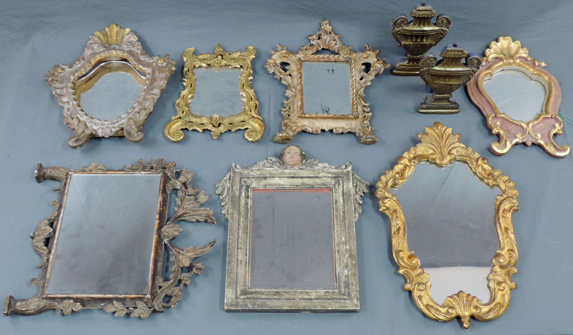 7 Spiegel und 2 Pokale als Standreliefs.Bis 49,5 cm x 31,5 cm. Spiegel mit geschnitzten