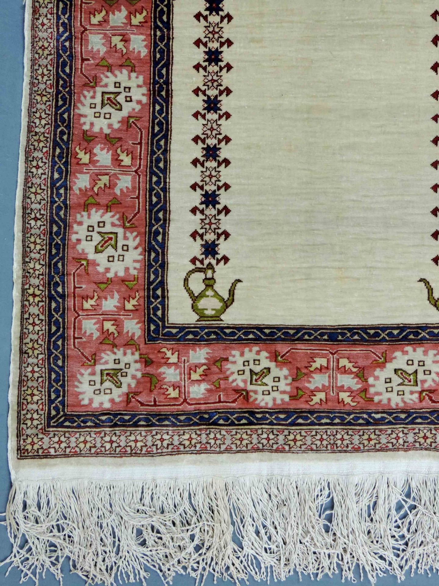 Hereke Gebetsteppich, Seide. Türkei, signiert. Selten feine Knüpfung.77 cm x 59 cm. Handgeknüpft, - Bild 3 aus 8