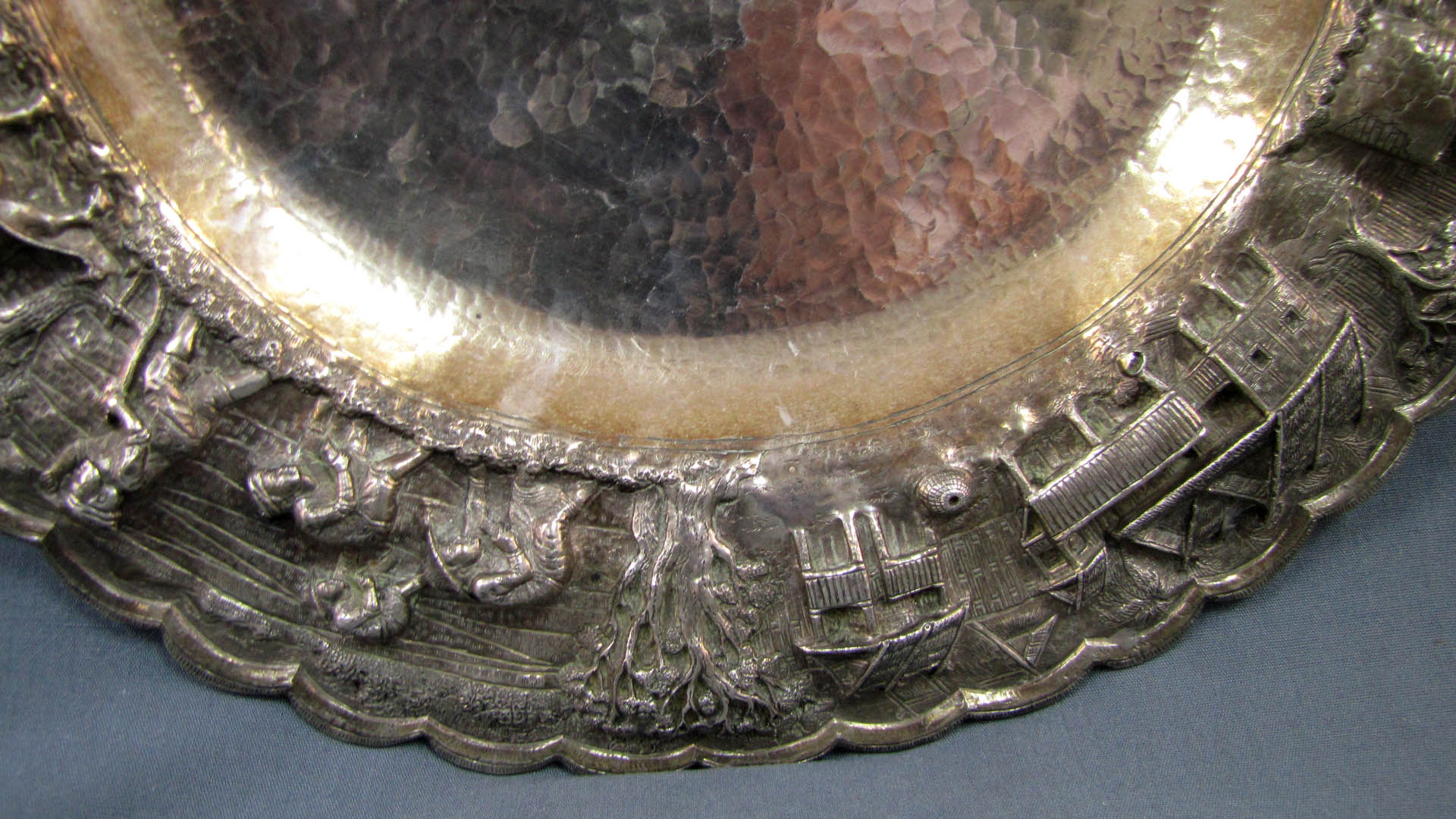 Silber, eine große Platte und eine Deckeldose, wohl Indien. Punzen. Geprüft.Schale: 1173 Gramm. - Image 16 of 19