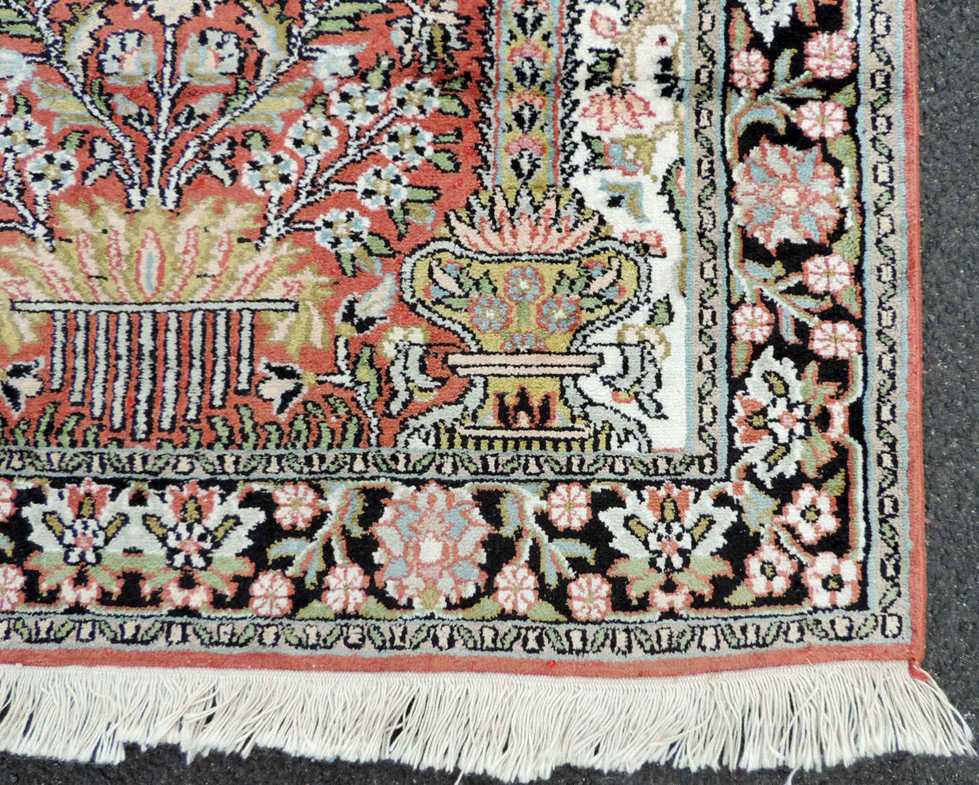 Kaschmir, Indien. Fein.150 cm x 92 cm. Handgeknüpfter Manufakturteppich. Flor mit echter Seide auf - Bild 10 aus 12