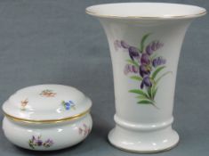 Meissen Porzellan. Eine Deckelschale mit Streublümchen und eine Vase.Bis 13 cm hoch.Meissen