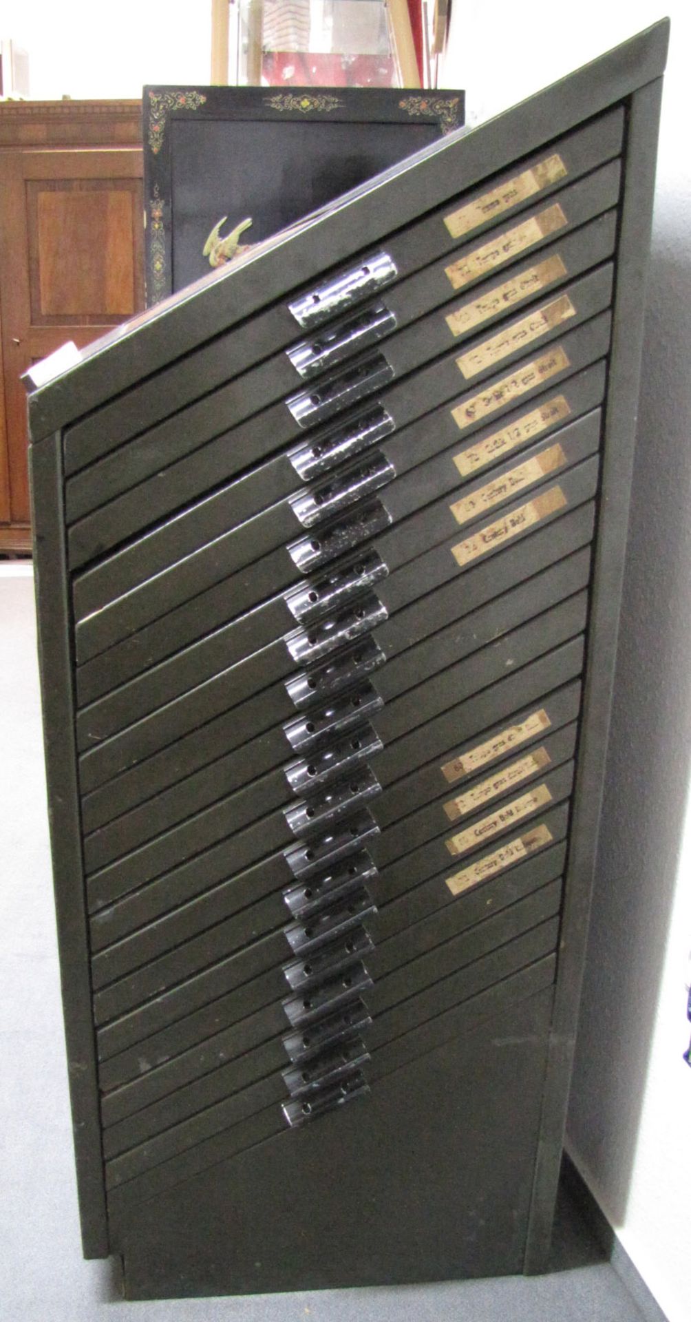 Schubladenschrank, original Druckerei-Schrank, Grafikschrank, alt.Höhe vorne 109 cm, hinten 142,5 cm - Bild 3 aus 9