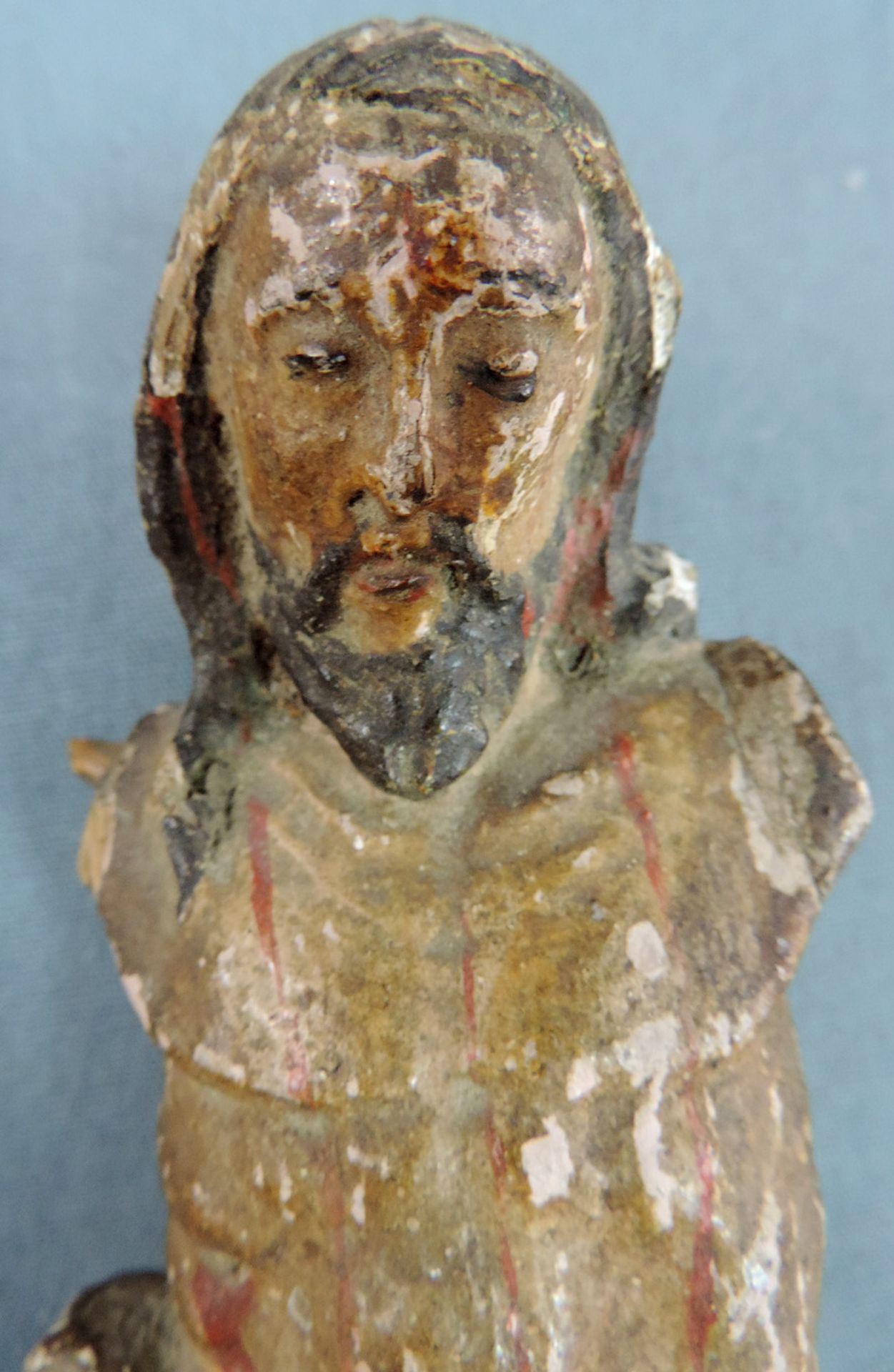 2 Skulpturen des Jesus.21 cm und 36 cm hoch. Holz, geschnitzt und farbig gefasst, Fehlstellen. Nägel - Bild 8 aus 9