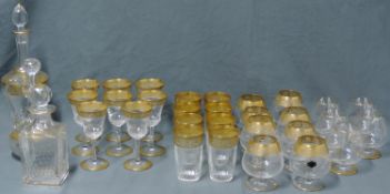 Saint Louis "Thistle Gold". Karaffe und Krug mit Stöpseln. Und 32 Gläser.Jeweils mit Ätzmarke.