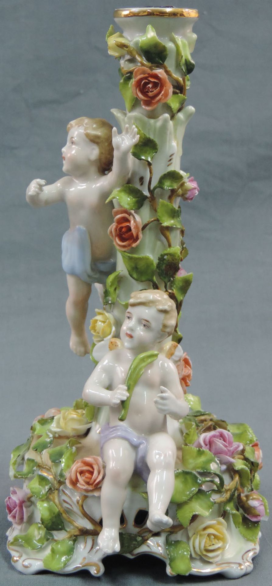 Kerzenleuchter mit Rosen und Putti.27 cm hoch. Porzellan. Beschädigungen.Candlestick with roses - Bild 5 aus 10