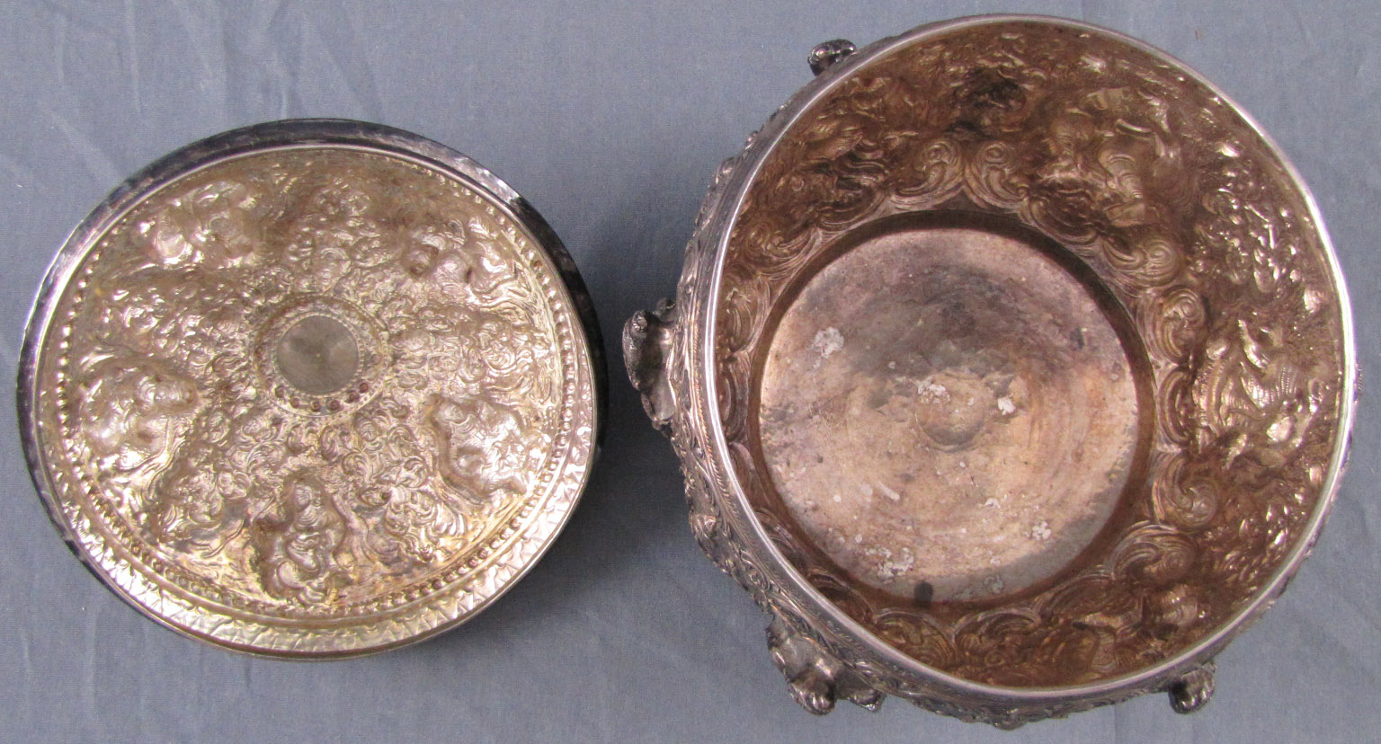 Silber, eine große Platte und eine Deckeldose, wohl Indien. Punzen. Geprüft.Schale: 1173 Gramm. - Image 7 of 19