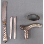 5 Teile Silber.Bis 21 cm. Messer, Gehstockknauf, Serviettenring, 2 Kammrücken.5 objects silver.Up to