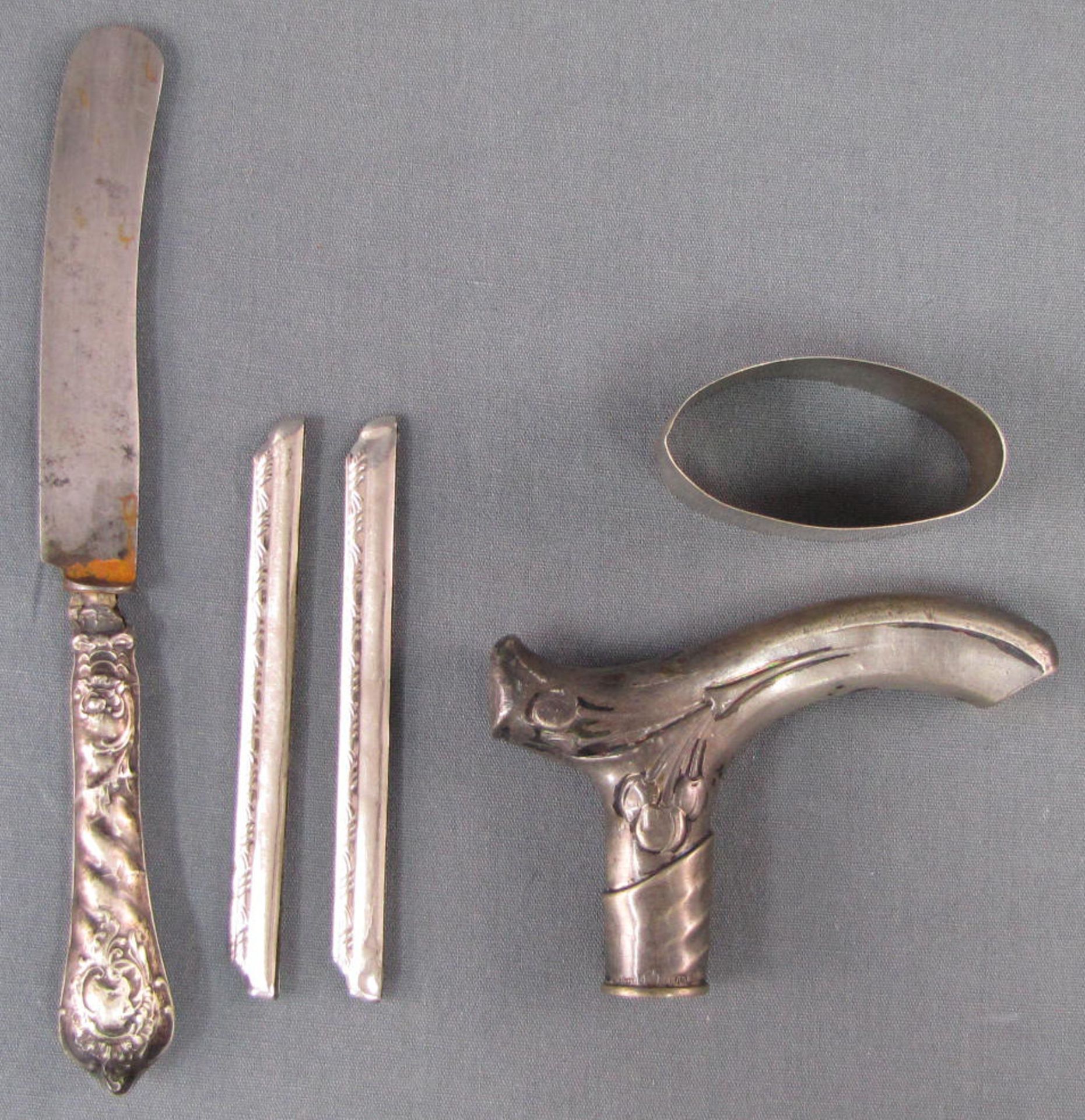 5 Teile Silber.Bis 21 cm. Messer, Gehstockknauf, Serviettenring, 2 Kammrücken.5 objects silver.Up to
