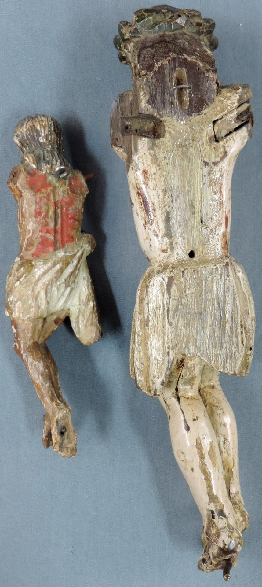2 Skulpturen des Jesus.21 cm und 36 cm hoch. Holz, geschnitzt und farbig gefasst, Fehlstellen. Nägel - Bild 2 aus 9