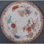 Teller mit Blumendekor. Wohl China, Japan. Alt 18. - 19. Jahrhundert.25 cm Durchmesser. 6 Zeichen