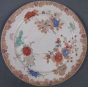 Teller mit Blumendekor. Wohl China, Japan. Alt 18. - 19. Jahrhundert.25 cm Durchmesser. 6 Zeichen