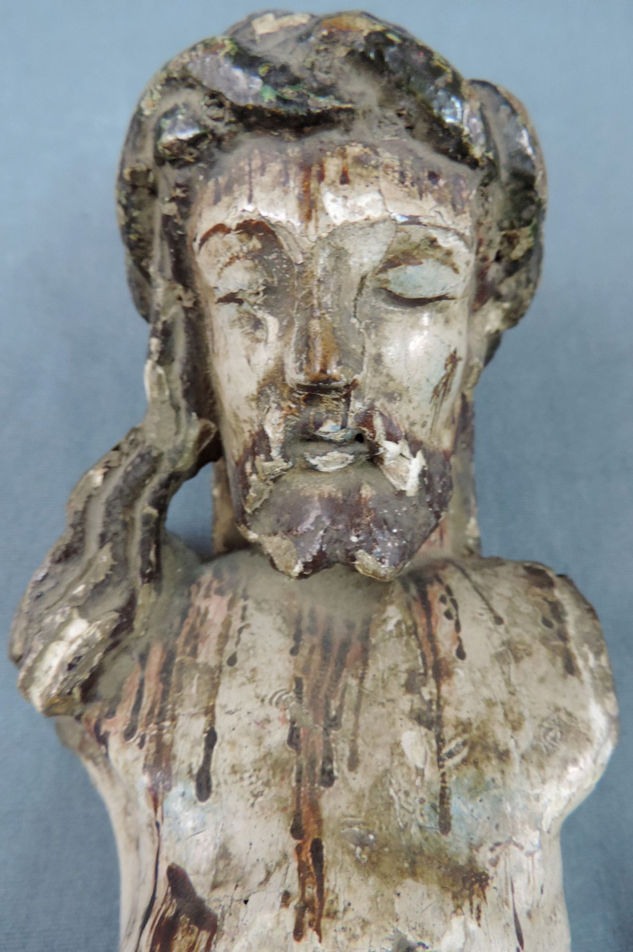 2 Skulpturen des Jesus.21 cm und 36 cm hoch. Holz, geschnitzt und farbig gefasst, Fehlstellen. Nägel - Bild 7 aus 9