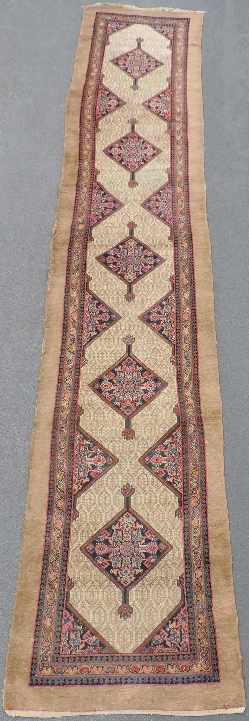 Hamadan Galerie Teppich. Iran, antik, um 1880. Multiple Medaillons.514 cm x 97 cm. Handgeknüpft.