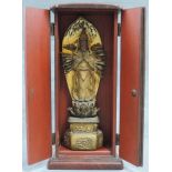 Hausaltar. Japan, China oder Tibet. Guanyin?Kasten 26,5 cm hoch. Holz, geschnitzt.House altar.