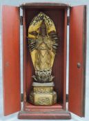 Hausaltar. Japan, China oder Tibet. Guanyin?Kasten 26,5 cm hoch. Holz, geschnitzt.House altar.